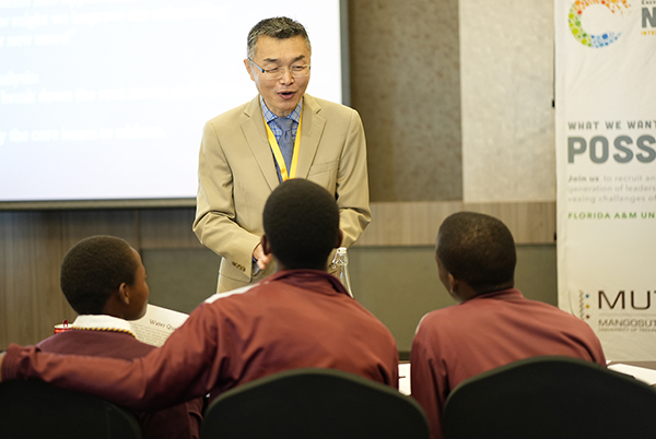 photo of famu-fsu civil environmental engineering professor gang chen teaching students